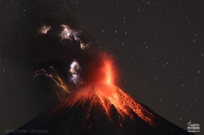 El Volcán de Fuego al momento de la exhalación