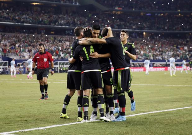 La Selección Mexicana celebra tras el gol anotado frente a Argentina 