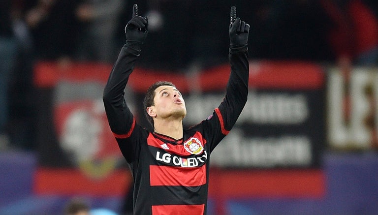 Chicharito celebra un gol con el Bayer Leverkusen