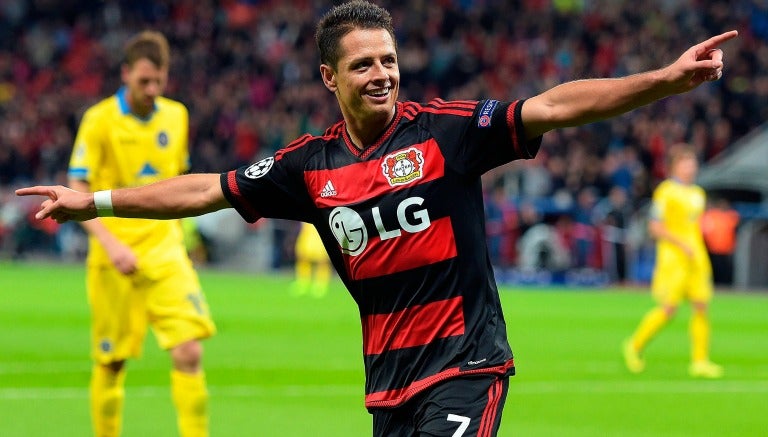 Javier Hernández en un duelo con el Bayern Leverkusen