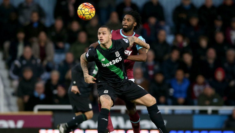 Marko Arnautovic protege el balón en juego del Stoke City