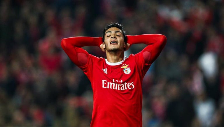 Jiménez se lamenta en juego del Benfica