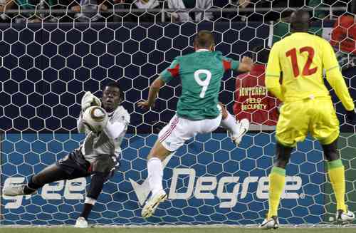 Javier Hernández dispara al arco de Senegal