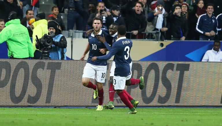 Gignac celebra gol con sus compañeros de la selección francesa