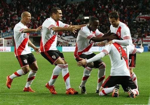 Alario festeja con sus compañeros el gol de la victoria