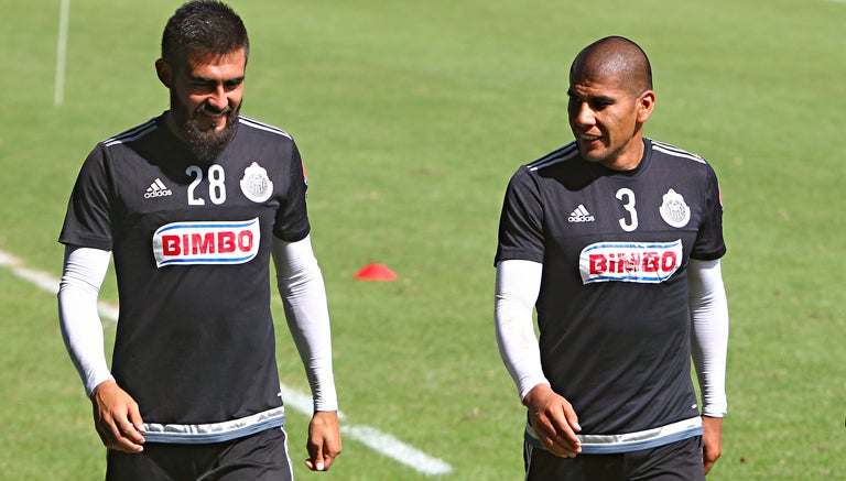 Salcido durante un entrenamiento con Chivas