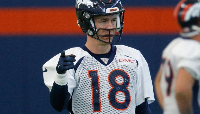 Manning, durante el entrenamiento con los Broncos este miércoles