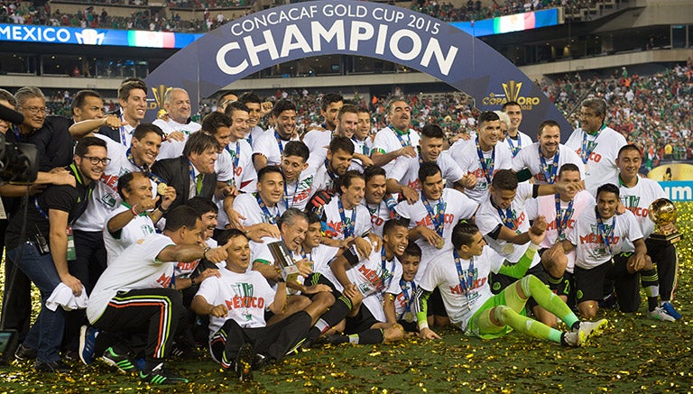 El Tri, posando con el trofeo de Campeón