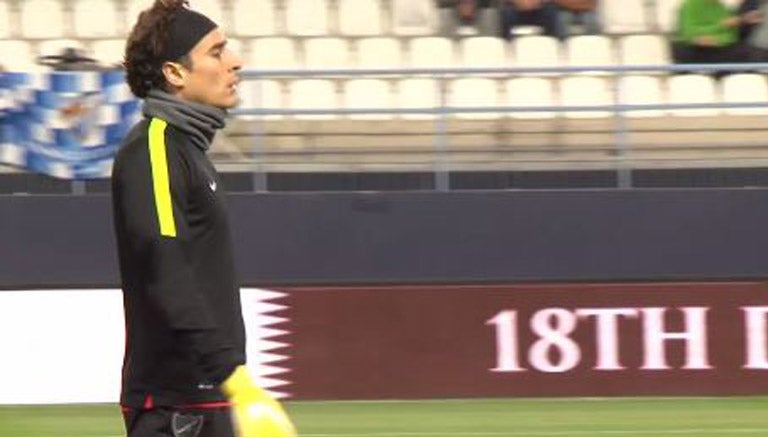 Ochoa, calentando antes del duelo contra el Mirandés