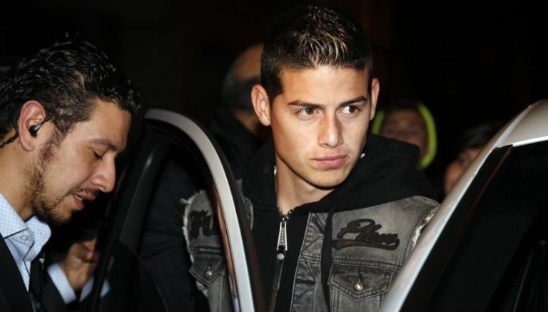 James Rodríguez saliendo del restaurante