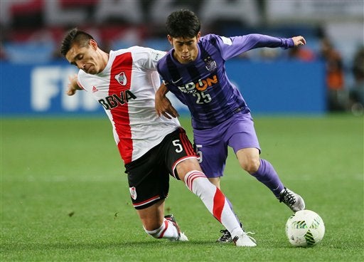 Matias Kranevitter y Yusuke Chajima disputan la pelota