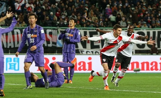 Lucas Alario celebra su anotación