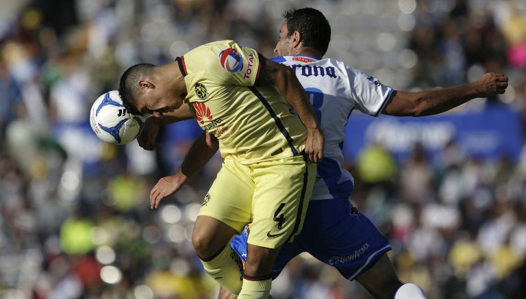 Pimentel busca un balón aéreo