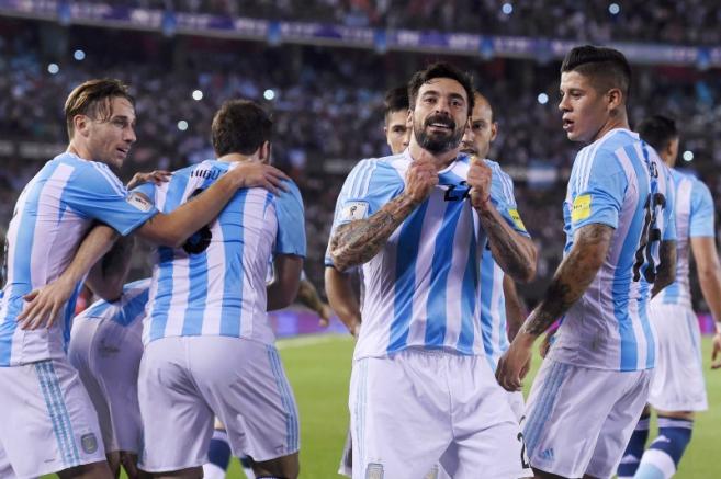 Ezequiel Lavezzi celebra con sus compañeros un gol