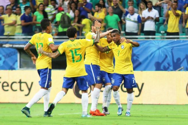 Los futolistas de Brasil, celebran un gol en las eliminatorias mundialistas