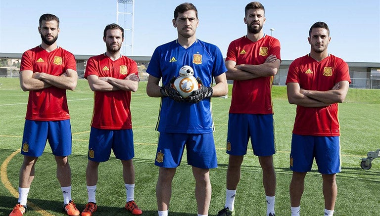 Jugadores de la Selección de España, posando con el BB-8