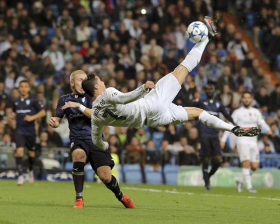 Cristiano Ronaldo intenta rematar ante el Malmo