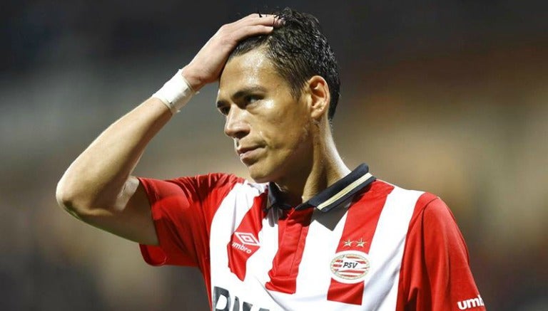 Héctor Moreno se lamenta durante un partido con el PSV