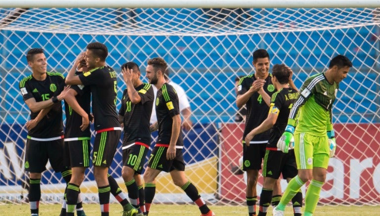 Los jugadores de Méxco celebran al termino del partido contra Honduras