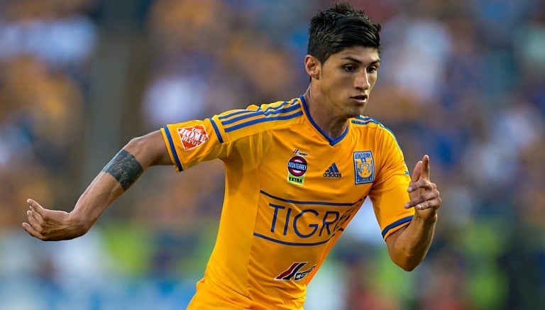 Alan Pulido en partido con Tigres