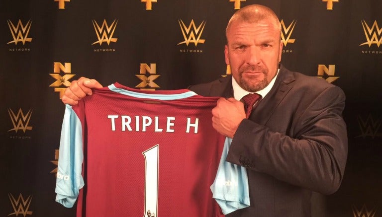 Triple H posa con la camiseta personalizada del West Ham