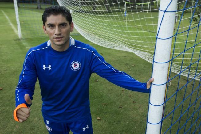 El arquero de Cruz Azul posa cerca del arco celeste