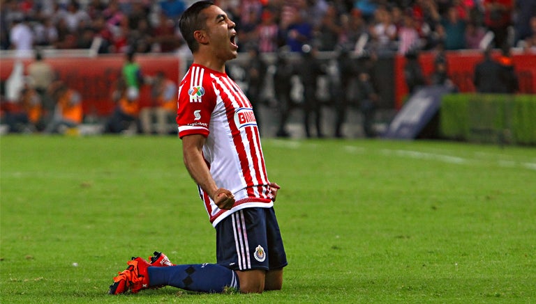 Marco Fabián festeja un gol con Chivas