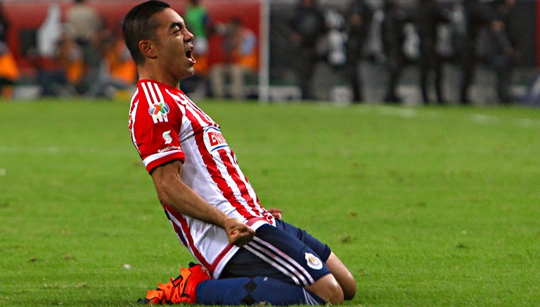 Marco Fabián celebra un gol con Chivas