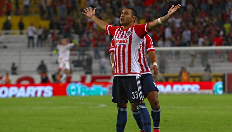 Marco Fabián celebra un gol con las Chivas