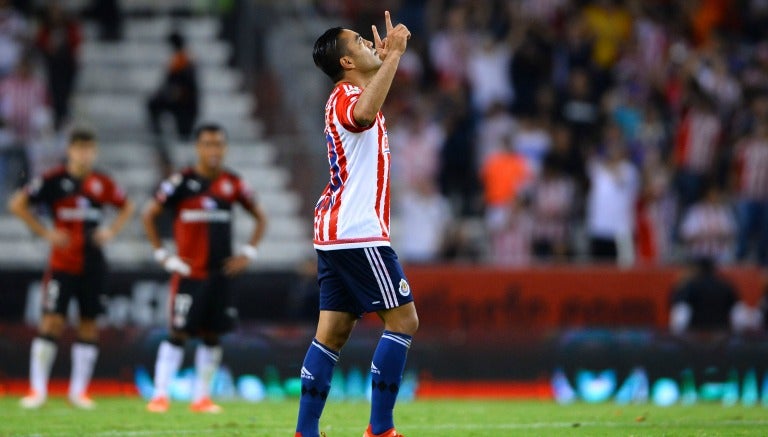 Marco Fabián celebra un gol con las Chivas