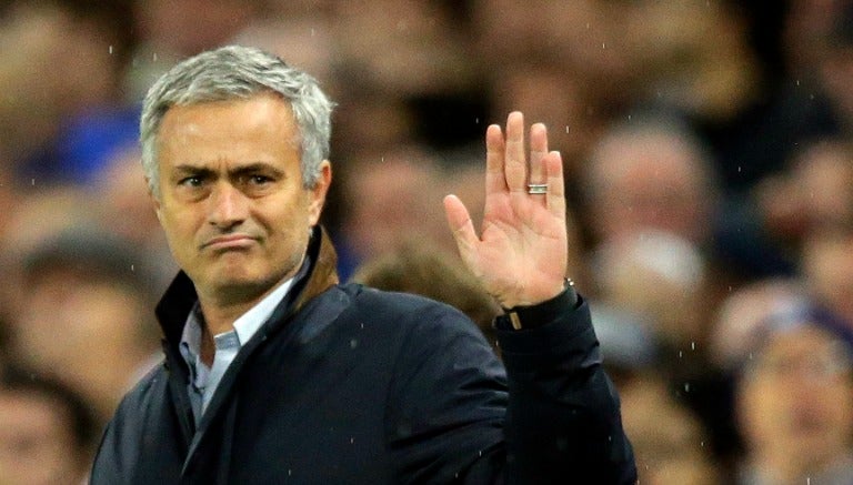 Mourinho saluda en un partido con el Chelsea