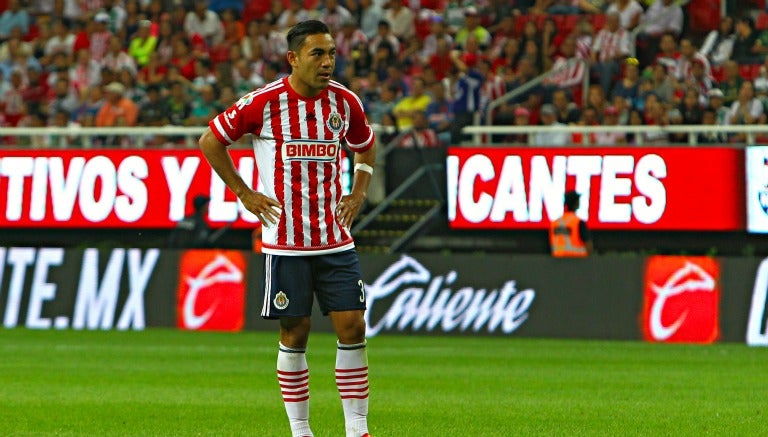 MArco Fabián en un duelo con Chivas