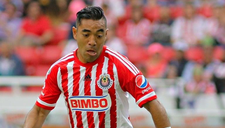 Marco conduce el balón en partido de Chivas