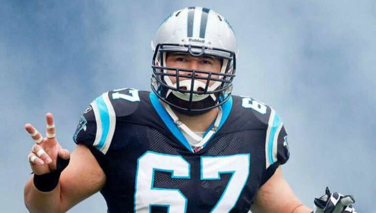 Ryan Kalil en un partido con Carolina