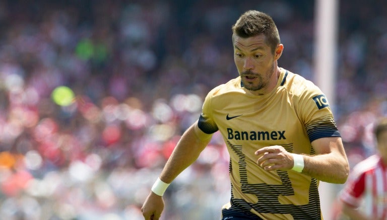 Dante López durante un partido con Pumas