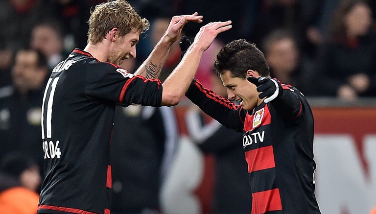 Chicharito celebra un gol con Kiessling