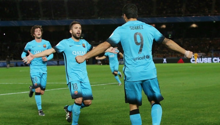 Jordi Alba y Luis Suárez festejan un gol