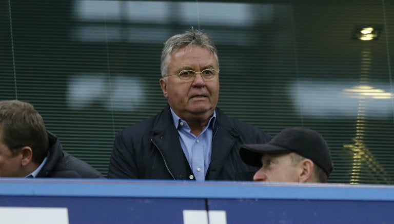 Guus Hiddink observando un partido de Chelsea