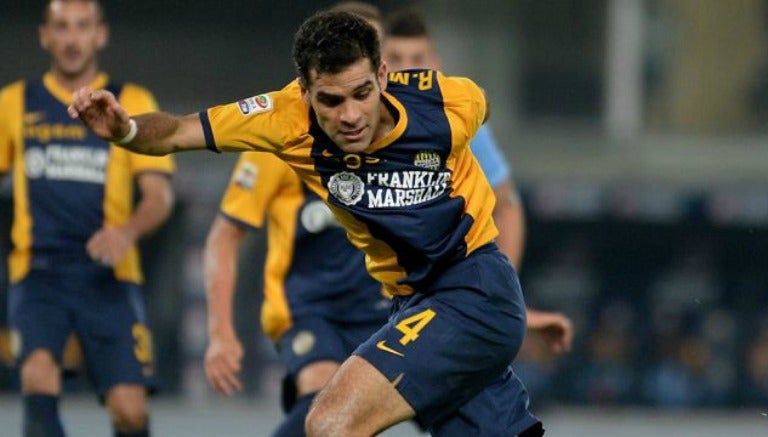 Rafa Márquez en un duelo con Hellas Verona