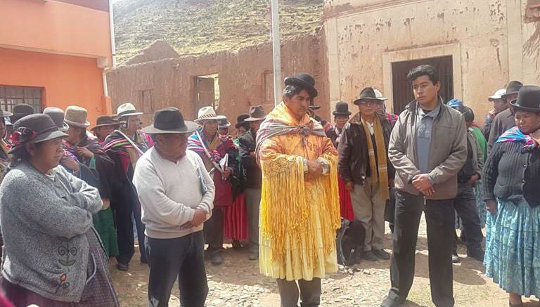 El alcalde está vestido con la ropa tradicional de las mujeres