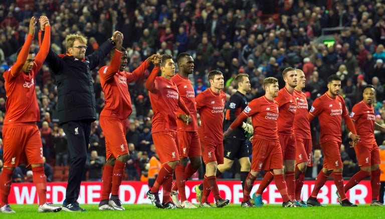 Los jugadores del Liverpool agradecen a su público