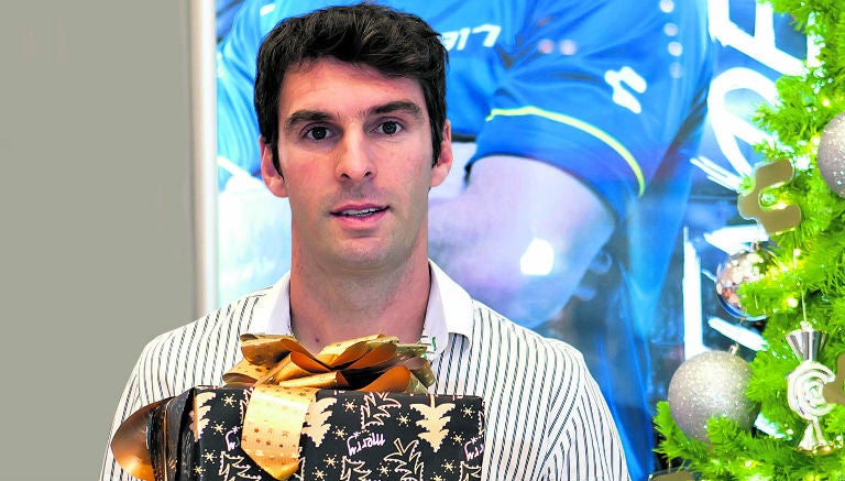 Mauro Boselli posa con una caja de regalo