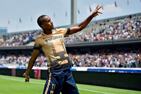 Martínez señala a la tribuna del Olímpico Universitario