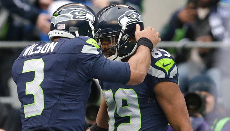 Russell Wilson felicita a Doug Baldwin tras un touchdown