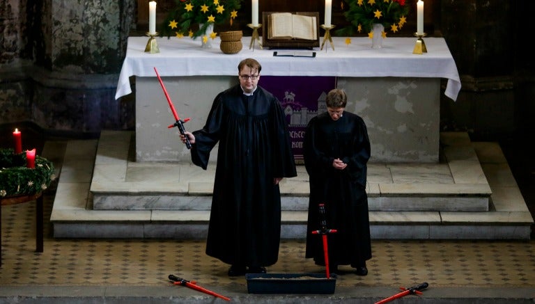 El pastor Lucas Ludewig durante la misa de Star Wars