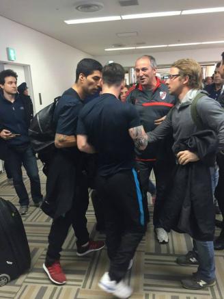 Suárez y Messi en el aeropuerto de Tokio