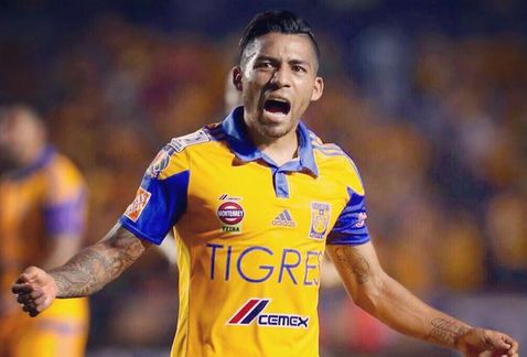 Aquino grita durante un juego de Tigres en el Volcán