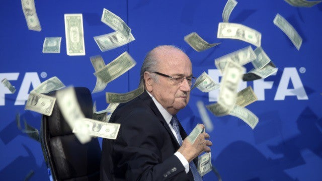 Blatter ve caer dinero falso en conferencia de prensa