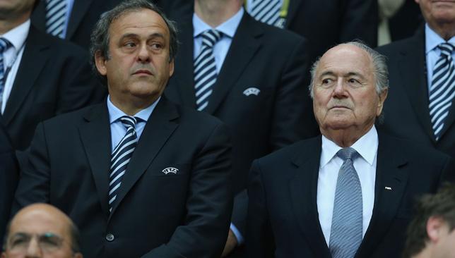 Blatter y Platini observan un evento