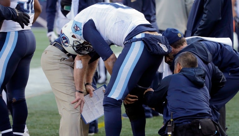 Mariota es atendido por el cuerpo médico